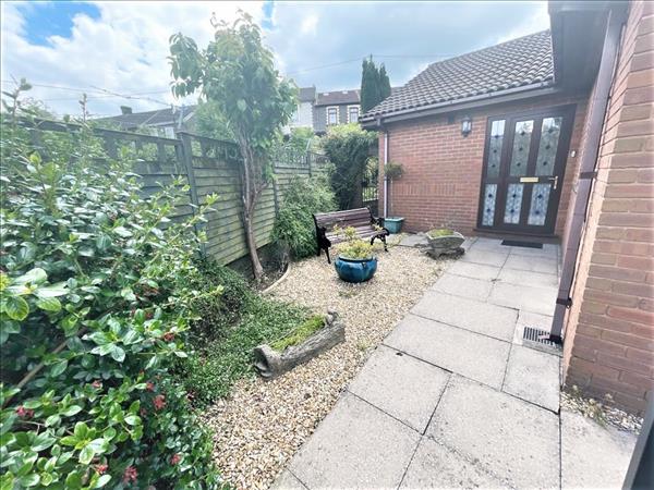 Bungalow, Llwyn Coch Bungalow - Hughes Street, 4 Beds - 2 Baths - 1 Receptions